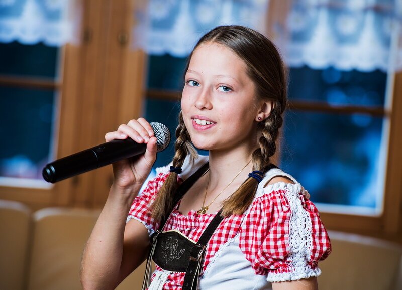 SRF bi de Lüt – Unser Dorf – Folge 3 – Anina Buchs möchte Schlagerstar werden – Bild: SRF1