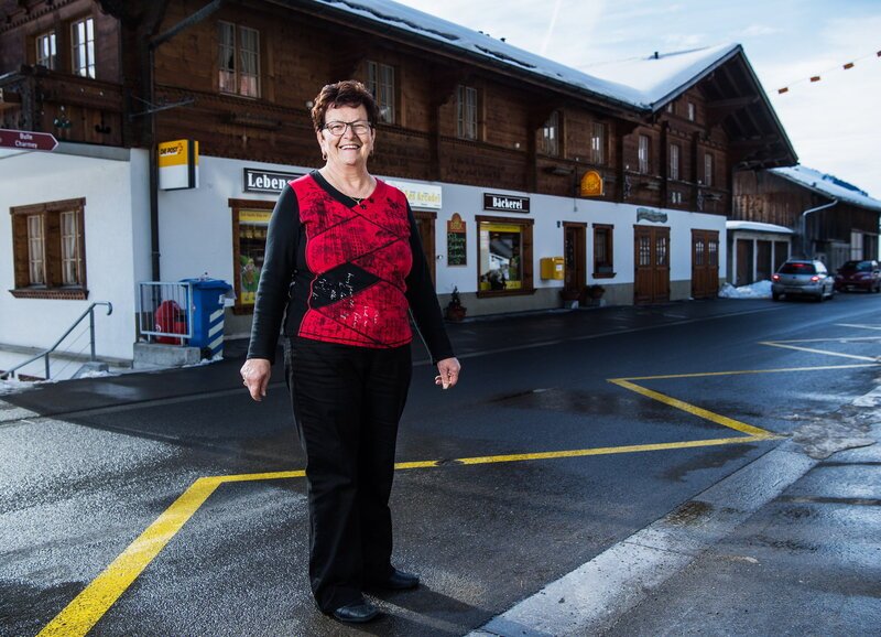 SRF bi de Lüt Unser Dorf Folge 4 Kathrin Moser vor dem ehemaligen Dorfladen – Bild: SRF1