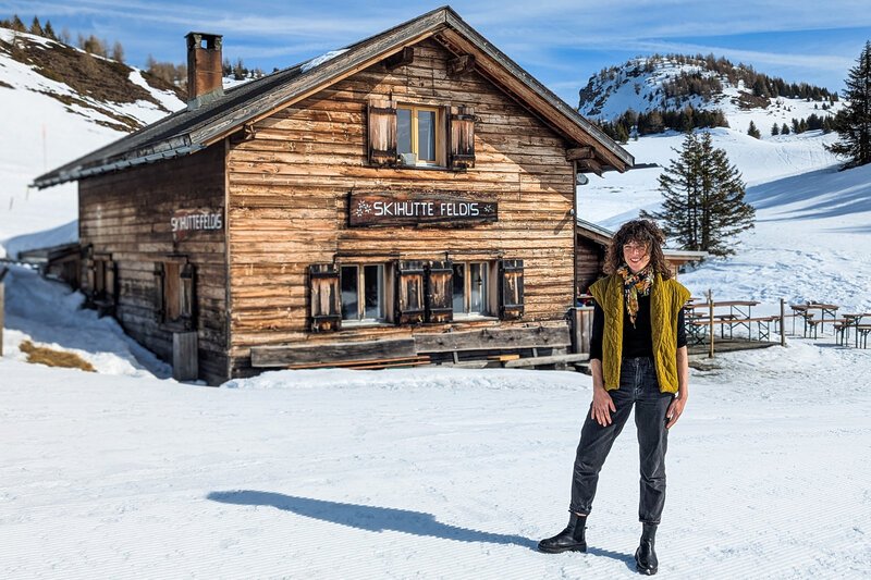 SRF bi de Lüt – Winterhüttengeschichten, Staffel 6; Lea Leuenberger startet die Wintersaison auf der Skihütte Feldis (GR). – Bild: SRF