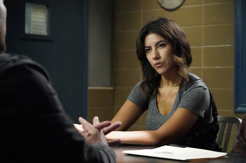 Rosa Diaz (Stephanie Beatriz) – Bild: 2019 UNIVERSAL TELEVISION LLC. All rights reserved. /​ Evans Vestal Ward Lizenzbild frei