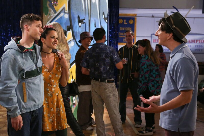 (v.l.n.r.) Jake Peralta (Andy Samberg); Amy Santiago (Melissa Fumero); Mikey Joseph (Paul Rust) – Bild: 2019 UNIVERSAL TELEVISION LLC. All rights reserved. /​ Vivian Zink Lizenzbild frei