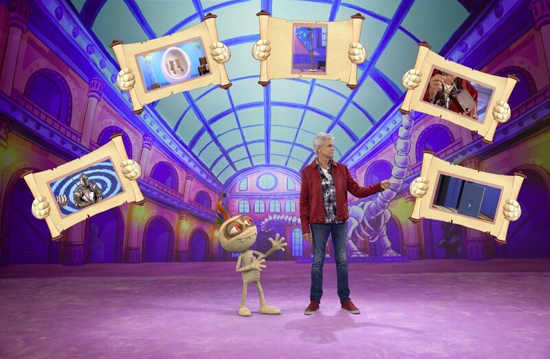 Thomas Brezina und Ramfetz mit den Gegenständen, deren Echtheit diesmal auf dem Prüfstand steht: Ritterrüstung Kühlung, Einsteins Socken, Spazierstock-Geige, Erste Computermaus, Roman, in dem ein Buchstabe fehlt. – Bild: ORF