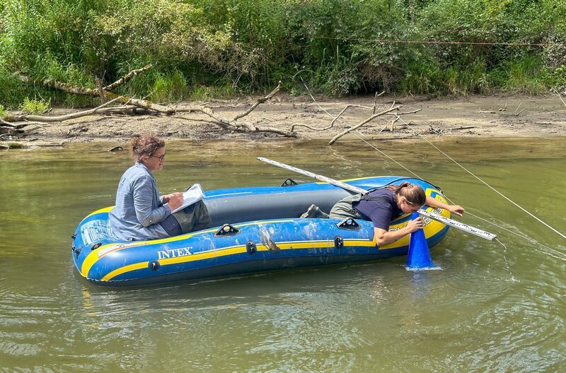 Die Auwaldforscherinnen Barbara Stammel (li.) und Veronika Ullmann (re.) untersuchen die Pflanzenbestände am Grund eines Seitenarms der Donau bei Ingolstadt. – Bild: phoenix/​ZDF/​Arte/​Torsten Mehltretter/​Mehltretter Media
