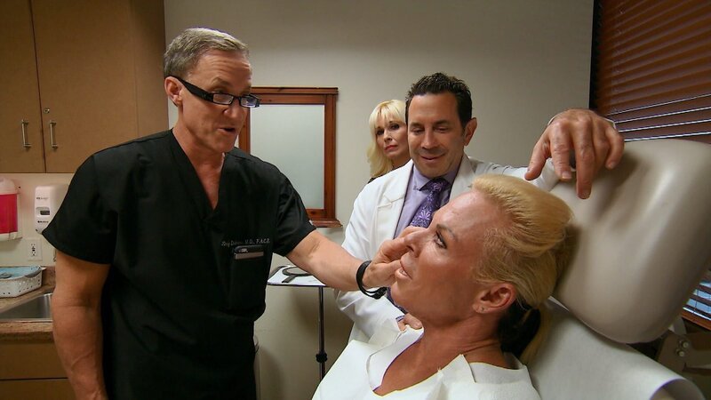 Die Chirurgen erreicht der Hilferuf einer Bodybuilderin (Lauren Powers, re.), die sich nach mehr Weiblichkeit sehnt. – Bild: E! Entertainment LLC