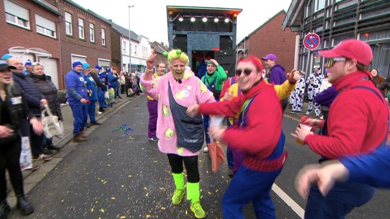 Silvia geniesst das bunte Treiben und tanzt auf der Straße – Bild: RTL Zwei