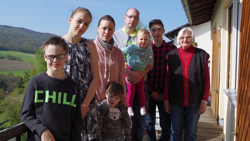 v.li.n.re.: Lucas, Jasmin, Mama Nadine, der kleine Janick, Papa Michael mit Hannah, Tobias und die Oma – Bild: RTL II