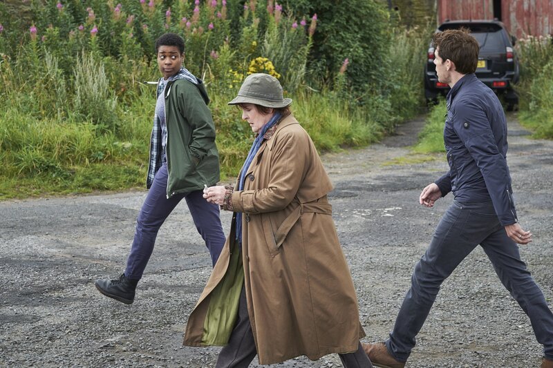(v.l.n.r.) Jaqueline Williams (Ibinabo Jack); Vera Stanhope (Brenda Blethyn); Aiden Healy (Kenny Doughty) – Bild: ITV Studios /​ Justin Slee