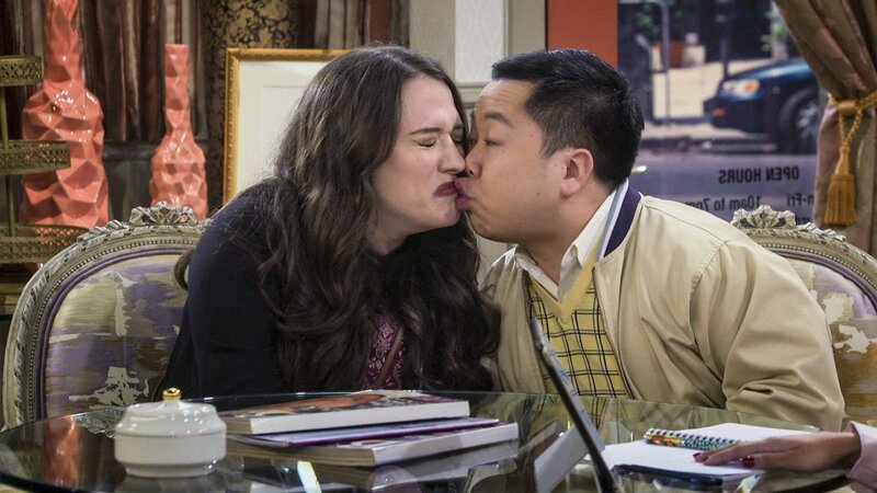 Um mehr über Bobbys Exfreundin herauszufinden, geben sich Max (Kat Dennings, l.) und Han (Matthew Moy, r.) als Paar aus und engagieren Jessica als Hochzeitsplanerin … – Bild: Warner Bros. Television