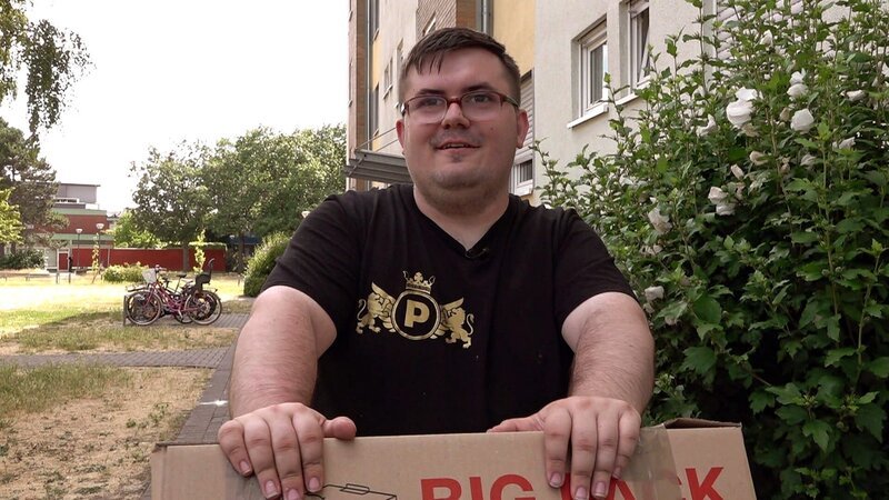 Bei Petra, ihren Kindern Selina und Pascal (Foto) sowie dessen Freundin Lea steht der Umzug nach Dessau an. – Bild: RTL Zwei