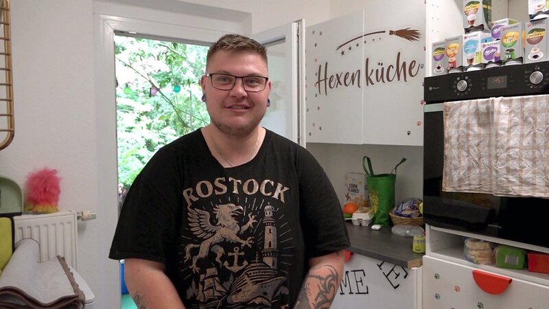 Damian ist frisch verliebt, doch sein Freund lebt leider 500 Kilometer weit entfernt. – Bild: RTLZWEI – Recht zum Abdruck/​Darstellung zeitlich/​sachlich beschränkt auf die Bewerbung der Sendung