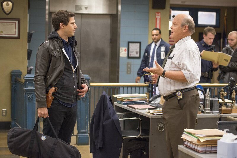 Jake Peralta (Andy Samberg, l.); Hitchcock (Dirk Blocker, r.) – Bild: UNIVERSAL TELEVISION LLC