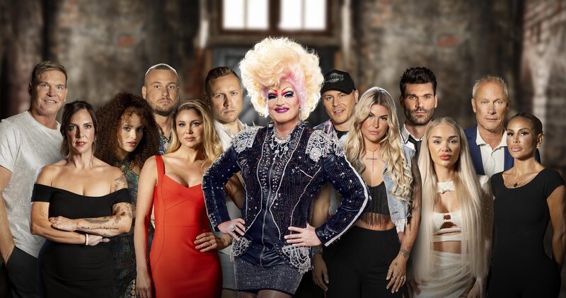 Olivia Jones (Mitte). – Bild: ProSieben /​ Nikola Milatovic