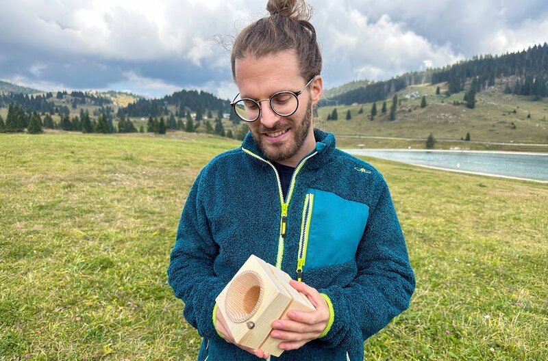 Federico Stefani mit seinem Vaia Cube: Der Holzwürfel ist ein Handylautsprecher. Für jeden verkauften Cube pflanzen die Firmengründer einen Baum. – Bild: phoenix/​ZDF/​Arte/​Torsten Mehltretter/​Mehltretter Media