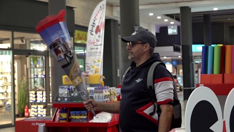 S13E27: Carsten sucht im Warnow-Center Inhalte für die Schultüte von Sohn Matheo. – Bild: RTLZWEI