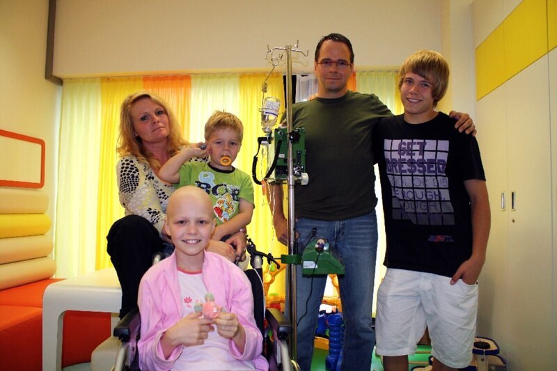 Petra (41), Gerd (43) und ihre drei Kinder Tobias (13), Tabea (10) und Tom (3). Letztes Jahr wurde bei der kleinen Tabea Knochenkrebs festgestellt – ihr linkes Bein mußte sofort amputiert werden. – Bild: RTL II
