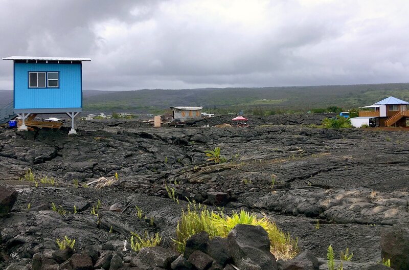 Viele Menschen, die in der Nähe eines Vulkans wohnen, wollen nicht wegziehen, weil sie ihr Land und ihre Häuser nicht aufgeben möchten. – Bild: ARTE France/​Les Bons Clients