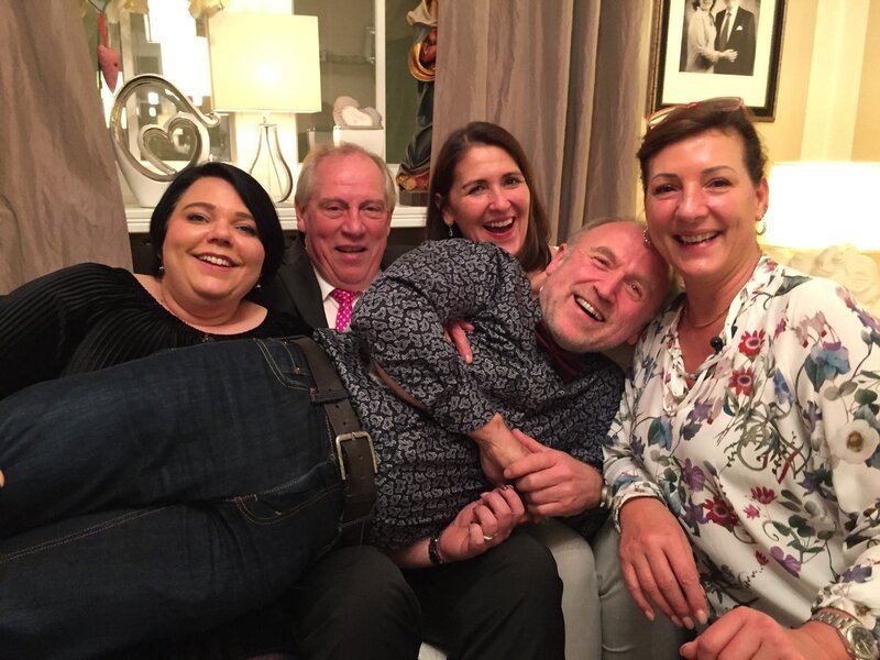 L-R: Kathrin, Richard, Sabine, Martin, Gastgeberin Liane – Bild: MG RTL D /​ ITV Studios