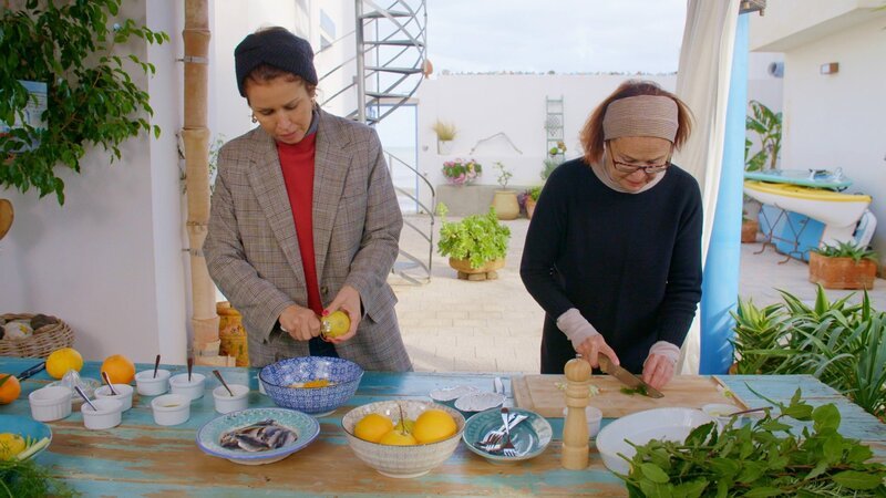 Köstliches Sizilien: Maia Cataldo und ihre Mutter Nadine bereiten einen Sardinenauflauf zu. – Bild: SRF/​Florianfilm GmbH
