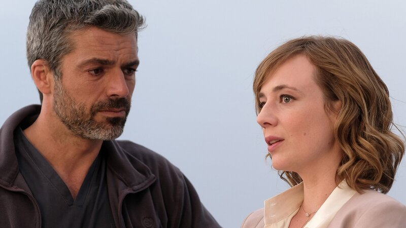 DOC – Es liegt in deinen Händen Staffel 2 Folge 1 Ehemaliges Ehepaar: Luca Argentero als Dr. Andrea Fanti, Sara Lazzaro als Dr. Agnese Tiberi – Bild: SRF/​SONY Pictures
