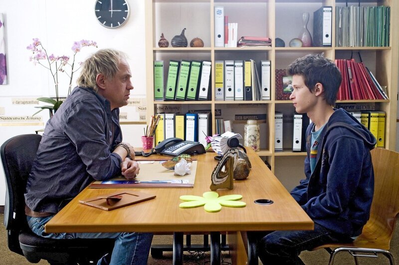 Franz (Joel Basman, r.) erzählt Carlo (Uwe Ochsenknecht, l.) von seiner Mutter, die nie Zeit für ihn hat. Carlo erteilt einen folgenschweren Rat … – Bild: SAT.1 /​ Gordon Mühle Eigenproduktionsbild frei