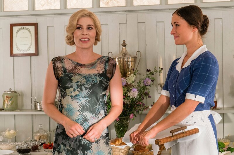 Helene Aurland (Cecilie Stenspil, l.) und Fie Kjaer (Rosalinde Mynster, r.) – Bild: WDR/​Mike Kollöffel