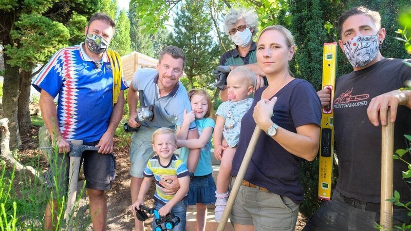 V.l.: Claus, Thomas mit den Kindern Mats und Liv, Ralf, Esther mit Baby Lynn und Gunnar. – Bild: TVNOW /​ Tokee Bros.