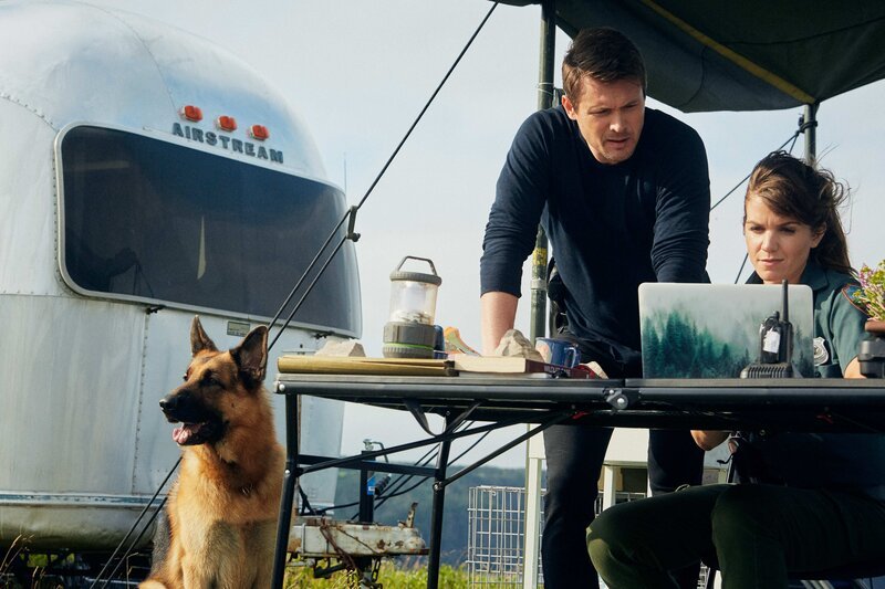 Rex (Diesel vom Burgimwald), Detective Charlie Hudson (John Reardon, m.) – Bild: Shaftesbury/​Pope Productions