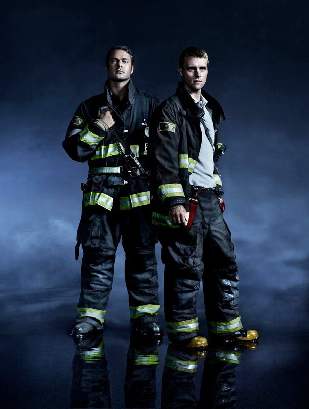 Kelly Severide (Taylor Kinney, l.), Matthew Casey (Jesse Spencer) – Bild: VOX/​NBC Universal
