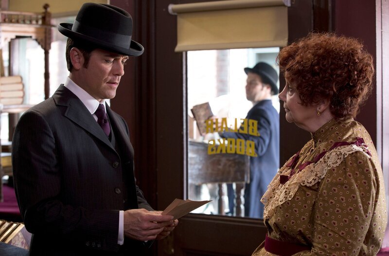 Detective William Murdoch (Yannick Bisson, li.), Mrs. Dewar (Lynne Griffin, re.) – Bild: WDR/​Shaftesbury Murdoch VIII Inc