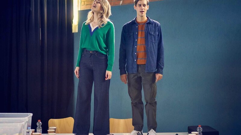Emma (Zsá Zsá Inci Bürkle) und Simon (Julius Forster) singen gemeinsam, um ihre Nervosität zu bekämpfen. – Bild: RTL /​ Frank Dicks