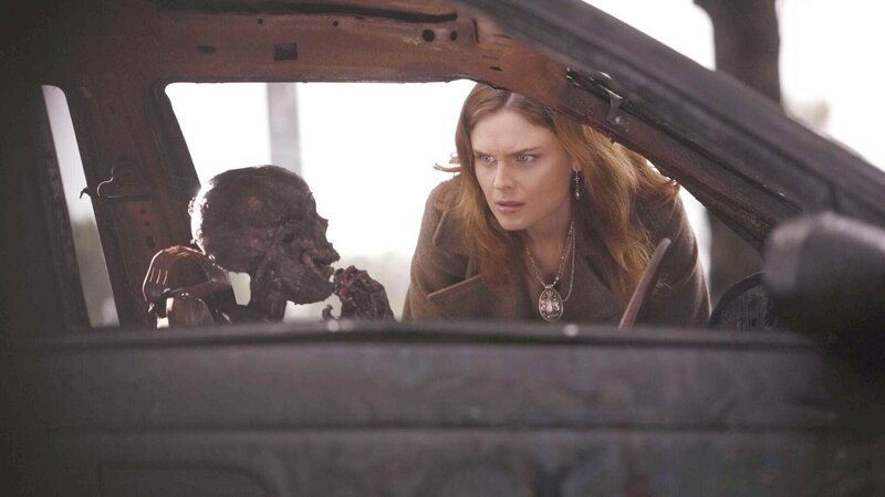 In einem abgebrannten Autowrack wurde die Leiche einer Frau gefunden. Dr. Brennan (Emily Deschanel) soll die sterblichen Überreste untersuchen, um nähere Informationen über die Frau und die Umstände ihres Todes zu bekommen. – Bild: TVNOW /​ FOX