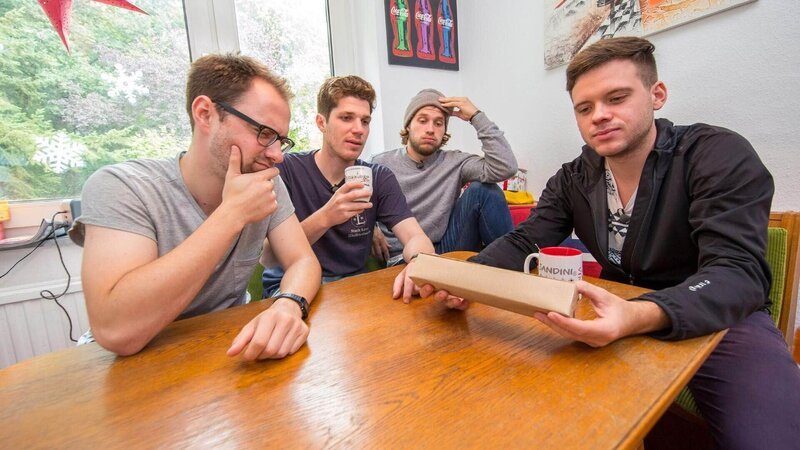Die Kölner Studenten: V.l.: Phillip (26), Arne (23), Bartje (27) und Timo (23) – Bild: TVNOW /​ Bernd-Michael Maurer