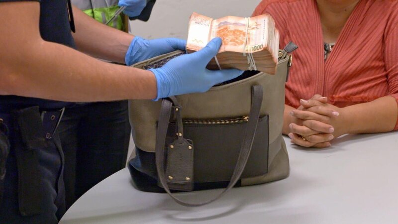 Bündel Geld – Bild: RTL /​ OMAVA LLC /​ Folge 106