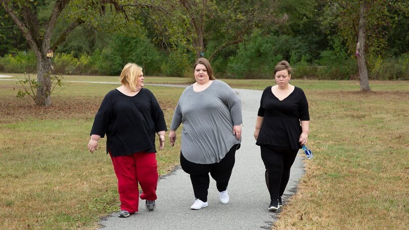 Michelle, Amanda, and Amy walk on path. – Bild: Discovery Communications, LLC /​ Scott Ippolito