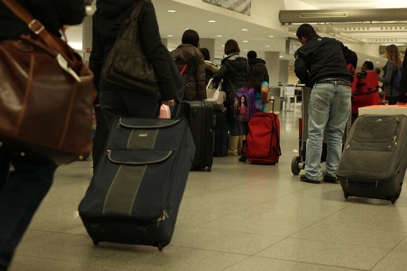 Jamaica, New York, USA: Passagiere am John F. Kennedy Airport warten in der Schlange auf die Sicherheitsmaßnahmen. – Bild: National Geographic Television