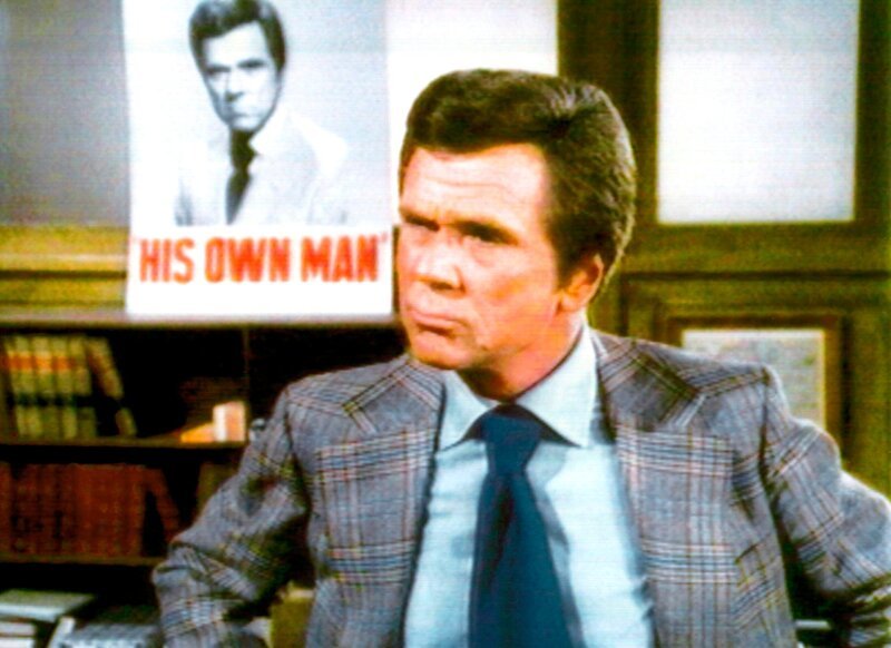 Der Senatskandidat Nelson Hayward (Jackie Cooper) befindet sich mitten in der heißen Wahlkampfphase und sorgt für PR-kräftige Schlagzeilen, auch wenn er dafür Opfer bringen muss. – Bild: Das SUPER RTL-Bildmaterial darf nur zur redaktionellen Berichterstattung im Zusammenhang mit der jeweiligen Sendung unter Angabe der Credits und Beachtung der unter http:/​/​kommunikation.superrtl.d