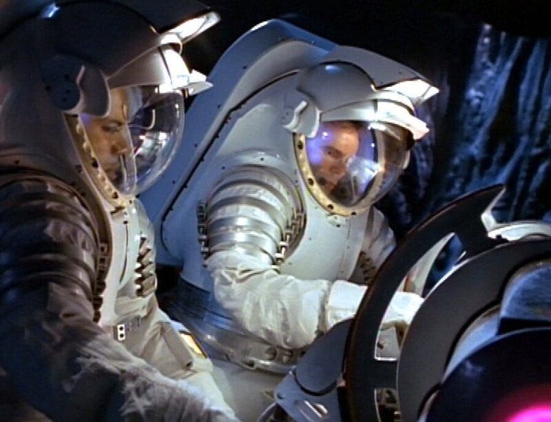 O’Neill (Richard Dean Anderson, re.) und Teal’c (Christopher Judge) versuchen die Naquadah-Bombe, die den Asterioden vor dem Aufprall auf die Erde zersprengen soll, zu entschärfen … – Bild: RTL II