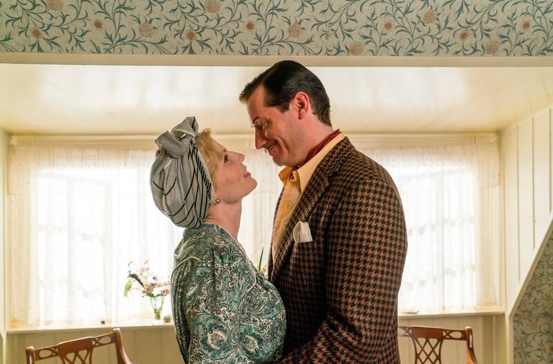 Helene Weyse (Cecilie Stenspil, li.), Edward Weyse (Jens Jakob Tychsen, re.) – Bild: WDR/​Mike Kollöffel