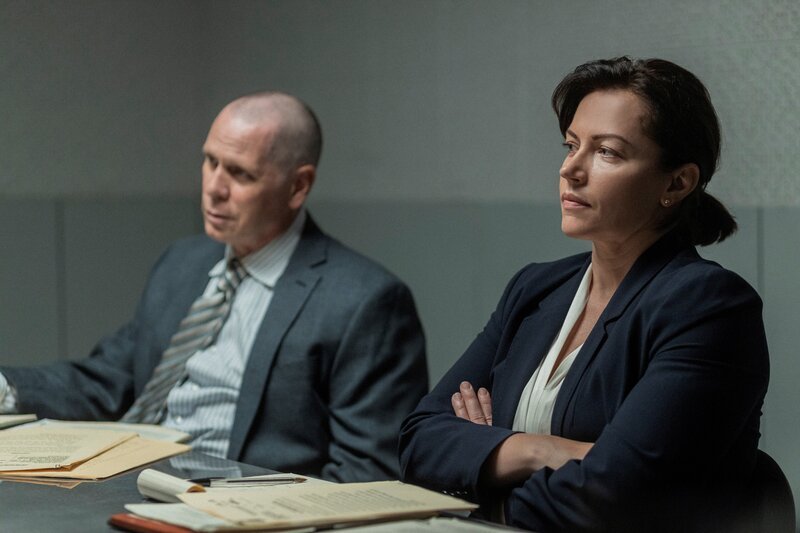 Erika Jensen (Dagmara Dominczyk) und John Sieracki (Don Harvey) – Bild: Warner /​ Home Box Office, Inc.