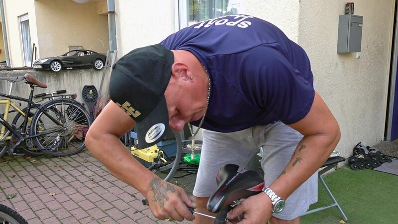 Elvis kümmert sich um die Fahrräder der Familie – Bild: RTL Zwei