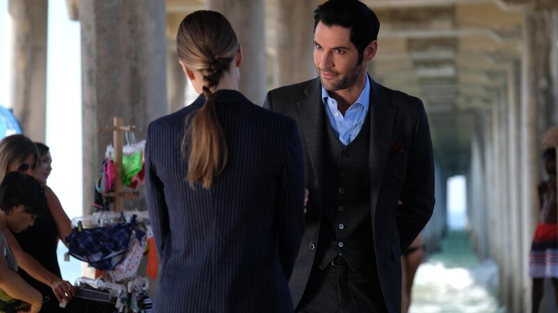 Ein Profisurfer wurde am Strand ermordet. Lucifer und Chloe ermitteln in der Surfer-Szene. – Bild: RTL /​ WBEI /​ Pakt mit dem Teufel