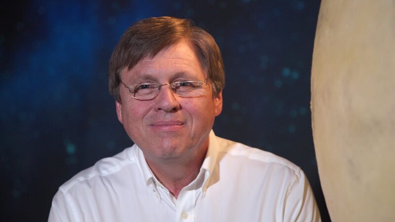 Prof. Dr. Ulrich Walter lehrt für gewöhnlich Raumfahrttechnik an der Technischen Universität München. In der zweiten Folge „Spacetime“ erklärt er, wie wir uns vor weiteren möglichen Asteroideneinschlägen auf der Erde schützen können. – Bild: WeltN24 GmbH