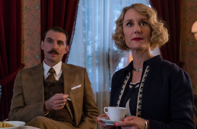 Grev Ditmar (Mads Wille, li.), Alice Frigh (Anette Stovelbaek, re.) – Bild: WDR/​Mike Kollöffel