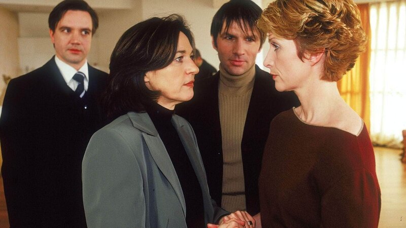 Die Tochter von Anna Engelhardts (Charlotte Schwab, 2.v.li.) Freundin Beate Schwarz (Franziska Stavjanik) wurde entführt. Gemeinsam mit Beates Mann Vincent (Tobias Langhoff, 2.v.re.) und dem Anwalt Haak (Thomas Mehlhorn) warten sie auf einen Anruf des Entführers … – Bild: MG RTL D /​ Kai Schulz