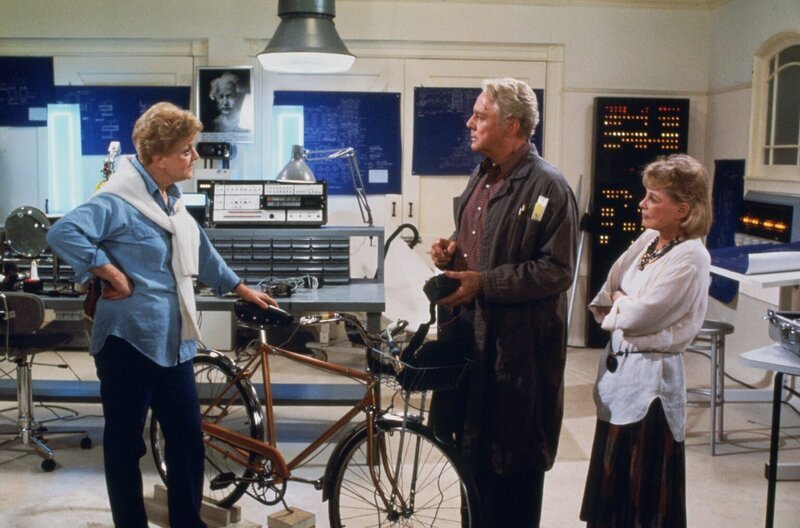 Ist der Erfinder Daniel O’Brien (Van Johnson, M.) ein Mörder? Alle Indizien sprechen gegen ihn. Jetzt ist es an Jessica Fletcher (Angela Lansbury, l.), seine Unschuld zu beweisen. – Bild: Universal Pictures