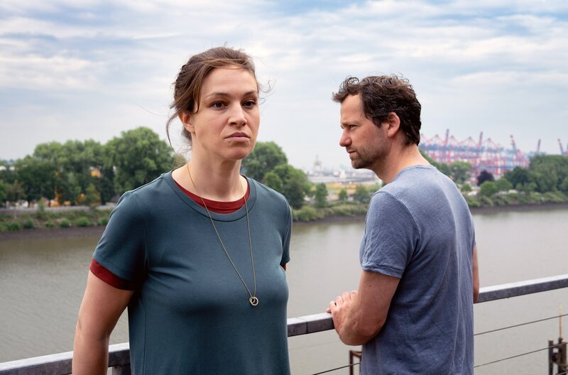 Katharina Tempels (Franziska Hartmann) Beziehung zu ihrem Ehemann Volker (Florian Stetter) ist nicht immer so harmonisch, wie es den Anschein hat. – Bild: Georges Pauly/​ZDF