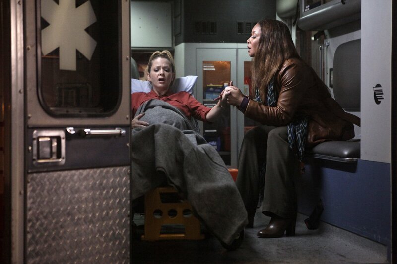 Lanie (Tamala Jones, r.) steht Jenny (Juliana Dever, l.) bei, als die Wehen einsetzen … – Bild: 2013 American Broadcasting Companies, Inc. All rights reserved. Lizenzbild frei