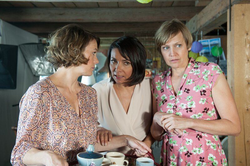 Die Mütter Iris Kraus (Elke Winkens, l.) Sabine Mannhardt (Sandra Cervik, M.) und Carola König (Christine Döring) wollen unbedingt herausfinden, wer nun der Vater des Babys ist. – Bild: ZDF und Susanne Bernhard