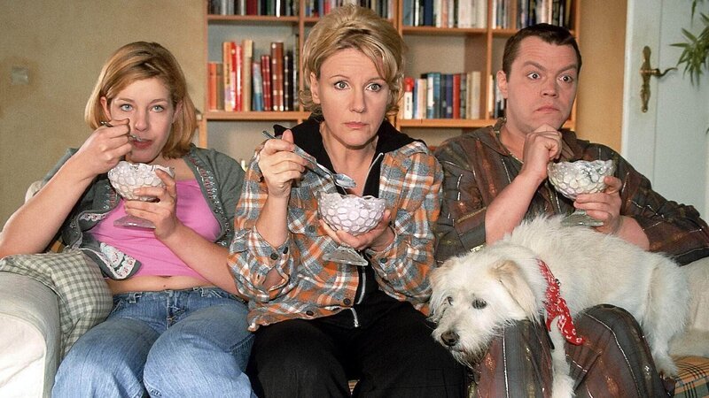 Nikola (Mariele Millowitsch, M.) ist enttäuscht von Erik. Warum hat er ihr nicht erzählt, dass er verheiratet ist? Stephanie (Frederike Grasshoff) und Tim (Oliver Reinhard) leiden mit ihr … – Bild: MG RTL D /​ Guido Engels