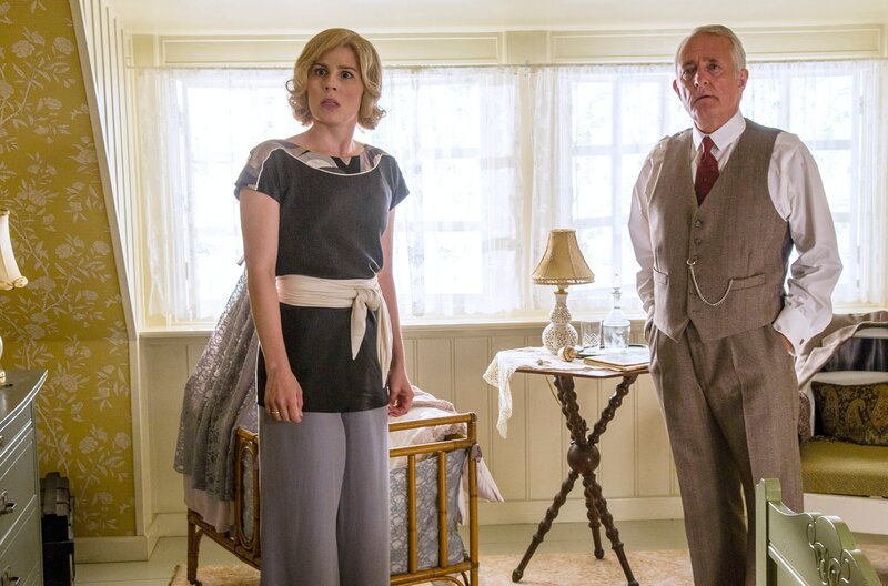 Helene Aurland (Cecilie Stenspil, l.) und Hjalmar Aurland (Peter Hesse Overgaard, r.). – Bild: WDR/​Mike Kollöffel